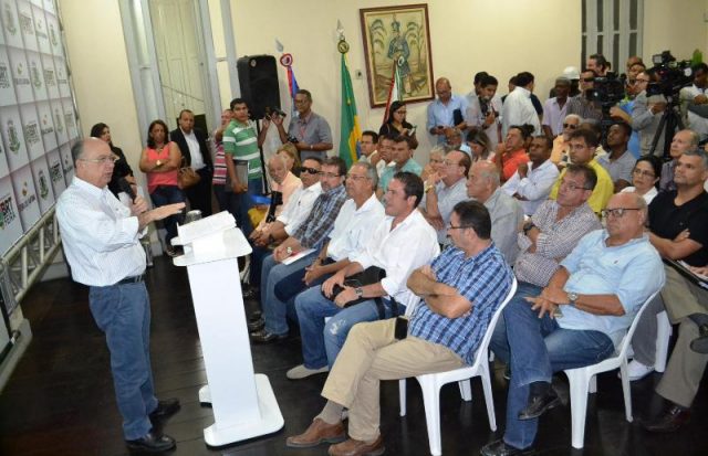 Prefeito José Ronaldo também falou sobre a nova frota de ônibus do município. Foto: José Barreto Jr.