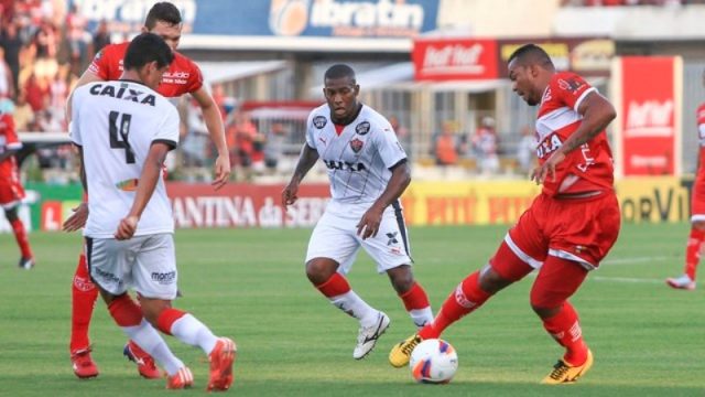 Vitória chegou com perigo com Vander, que fez grande jogada, mas não conseguiu bater a gol. (Foto: Reprodução)
