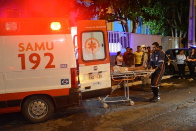 Vítima foi levada para o Hospital Geral de Vitória da Conquista. Foto: Blog do Anderson.