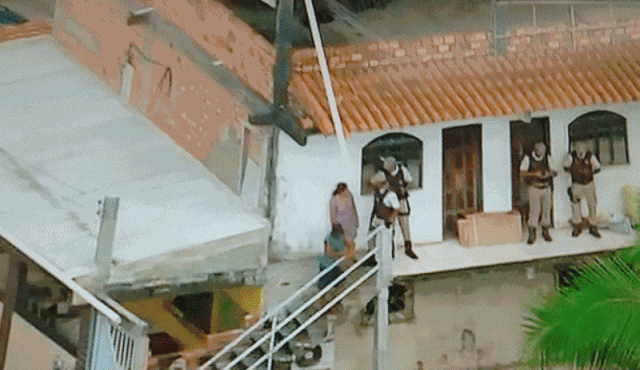 Após o crime, diversos policiais foram para a casa das vítimas, que ainda não foram identificadas. (Foto: Reprodução / Tv Record)