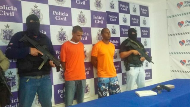 Paulo e Edenivaldo foram apresentados. Terceiro homem já está preso e será apresentado na tarde desta sexta (2). Foto: Amanda Palma