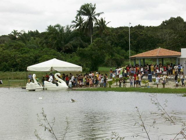 A garotada poderá se divertir em brinquedos como piscina de bolas, tobogã e barca de piratas, e assistir a apresentação de personagens de desenhos animados (Foto: Reprodução)