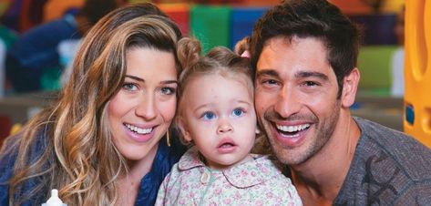 O casal Victor Pecoraro e Renata Müller com a filhinha Sophia. Foto: Reprodução/ Contigo!