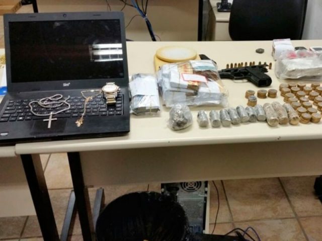 Com eles, foram apreendidos R$ 25 mil em dinheiro, uma pistola 380, munições, maconha prensada, balança de precisão e embalagens para acondicionar drogas. Foto: Divulgação/Polícia Civil