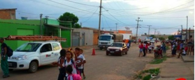 Os cabos caíram sobre um caminhão de pequeno porte, queimando os seus pneus devido à força da corrente elétrica. (Foto: Reprodução / Oeste Notícias)