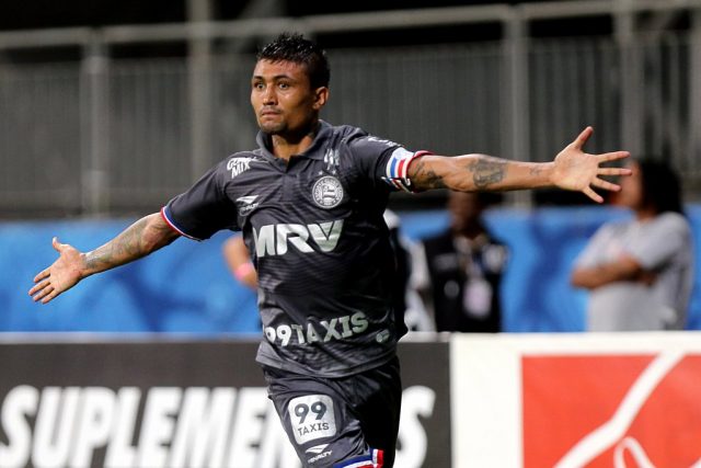 Artilheiro marcou de cabeça aos 43 do segundo tempo e deu mais três pontos ao Tricolor (Foto: Divulgação/EC Bahia)