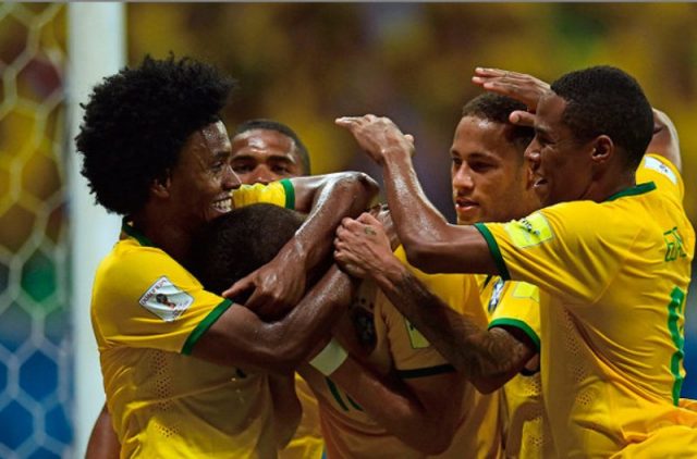 Jogadores comemoram triunfo na Arena Fonte Nova. Foto: AFP.