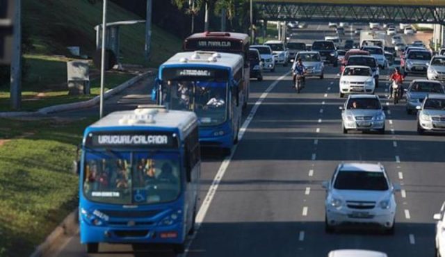 Outro sistema de ônibus, exclusivamente voltado para a alimentação do metrô, precisa ser criado. Foto: Joá Souza.