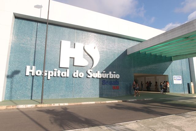 Os três baleados foram socorridos para o Hospital do Subúrbio. Foto: Bruno Ricci.
