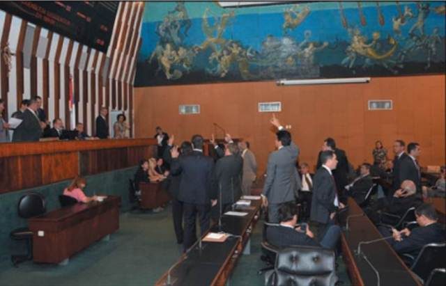 Outras propostas também começaram a ser discutidas nesta terça-feira (3).