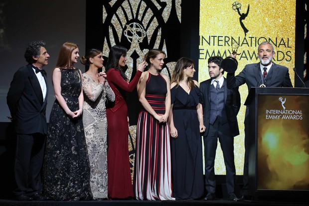 O diretor Rogério Gomes festeja o Emmy para 'Império' com parte do elenco (Foto: Globo/ Luiz C. Ribeiro)