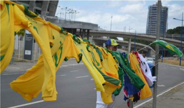 Comércio ambulante está instalado nos arredores da Arena Fonte Nova. Foto: Romildo de Jesus.