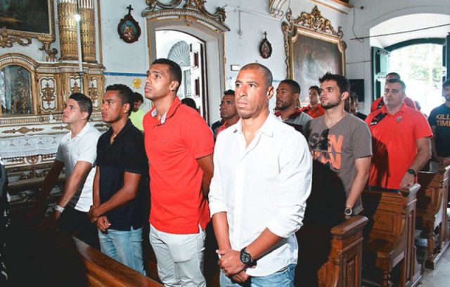 Diego Renan, Diogo, Elton, Jorge Wagner, Norberto e outros do elenco do Vitória agradecem durante missa. Foto: Mauro Akin Nassor/CORREIO.
