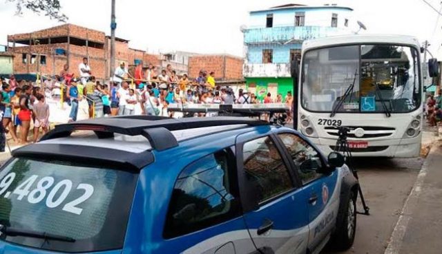 Não se sabe se vítima foi atingida ao tentar subir no veículo. Foto: Edilson Lima.