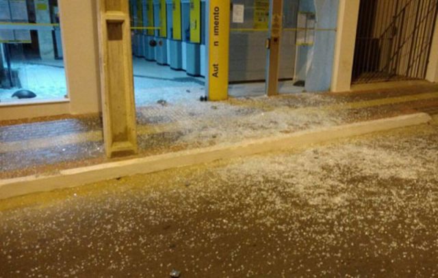 Quadrilha chegou à cidade em dois veículos e deflagrou tiros. Foto: Luíza Moreira.