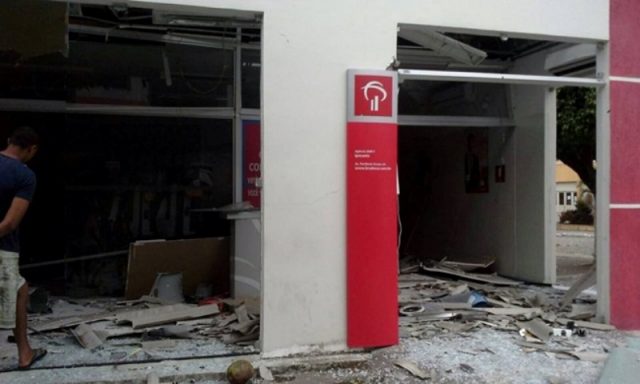Explosão deixou agência parcialmente destruída.