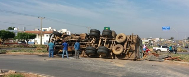 Condutor alega ter sido fechado por um carro branco.