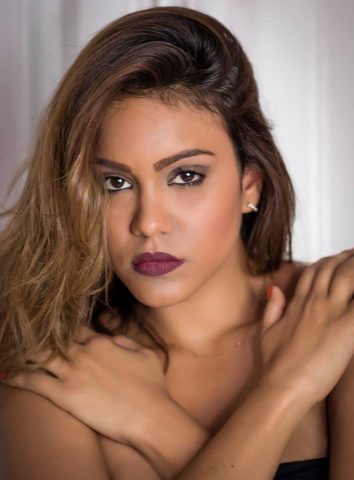 "quando a ouvi pela primeira vez me arrepiei inteira", diz Larissa. Foto: Reproidução/Facebook.