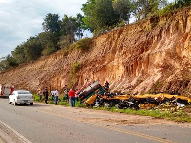 Condutor teve apenas ferimentos leves. Foto: Viviane Moreira/Site O Povo News.
