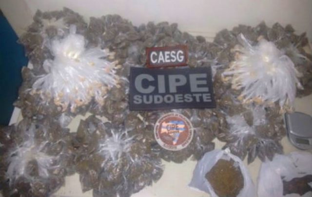 Foram encontradas 1.200 trouxas de maconha, 200 pedras de crack e mais 160 gramas de maconha. (Foto: Reprodução / Cipe Sudoeste)