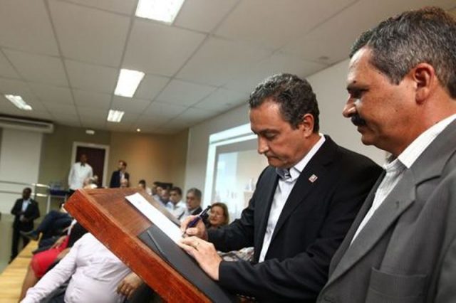 O governador assinou a ordem de serviço para a retomada das obras da Barragem do Rio Colônia, que terá investimentos de R$ 109,7 milhões (Foto: Reprodução / Ascom)