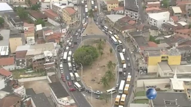 Motoristas e cobradores de ônibus fizeram carreata cobrando mais segurança. Foto: Reprodução/TV Bahia