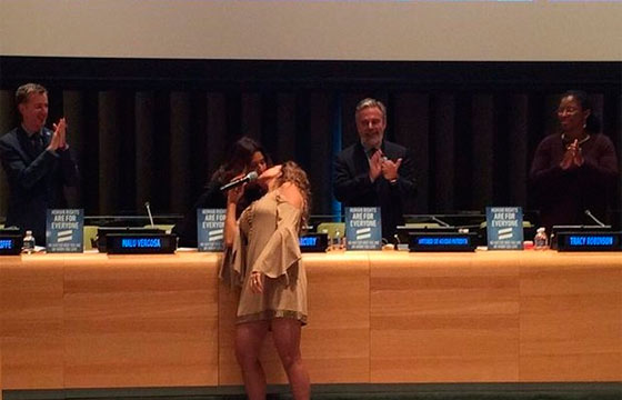 "Seu beijo, minha alegria! Oh, Maria... O beijo gay na ONU, o dia do lançamento do videoclipe novo da Campanha Livres e Iguais. Um dia para celebrar o amor, um dia para celebrar a liberdade", escreveu a cantora baiana em seu perfil na rede social Instagram. (Foto: Reprodução/Instagram)