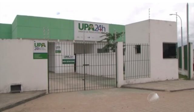 Homem buscava atendimento para uma mulher que o acompanhava, mas não teve paciência para esperar o segurança abrir o portão e iniciou a série de disparos. Foto: Reprodução/TV Bahia