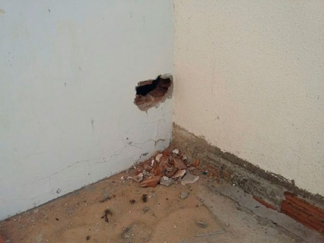 Os presos tiveram acesso ao pátio da carceragem após quebrarem cadeados das celas. Em seguida, cavaram o buraco na parede para ter acesso ao lado de fora da cadeia. (Foto: Wilker Porto/Site Brumado Agora)