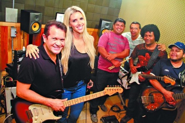 Ximbinha com Thábata Mendes: banda XCalypso (Foto: Divulgação)