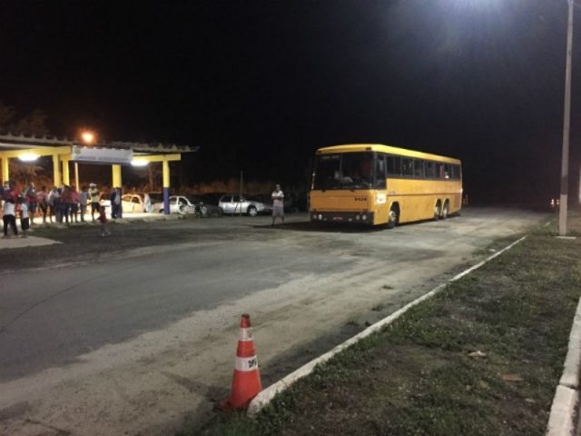 Ônibus foi apreendido sem documentação e motorista não tinha carteira de motorista (Foto: Divulgação/PRF)
