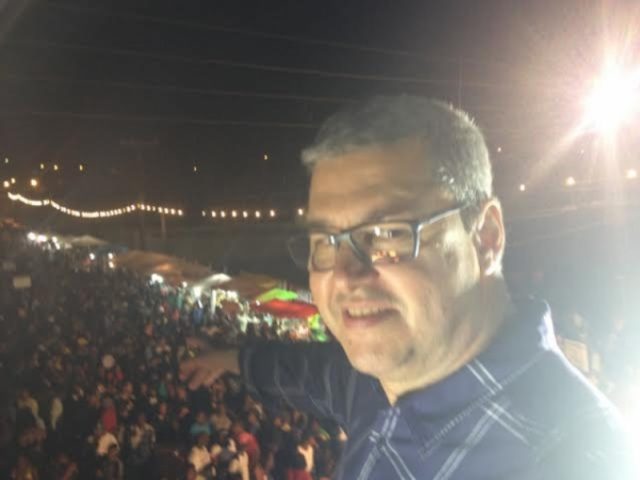 “Esta pavimentação seria de responsabilidade do Estado. Mas há anos que a rodovia está abandonada”, disse o prefeito em evento que reuniu centenas de habitantes. (Divulgação / Assessoria)