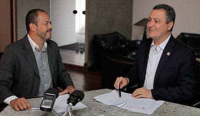 Governador Rui Costa durante gravação com Edmundo Filho, do núcleo de comunicação do governo. Foto: Mateus Pereira/GovBA.