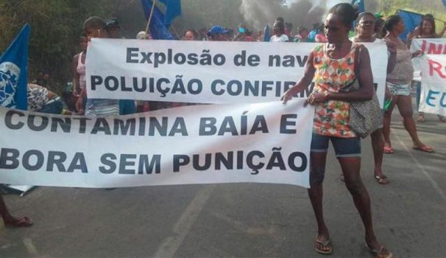 Óleo vazou após um navio explodir no local em dezembro de 2013. Foto: Erica Conceição/Divulgação.