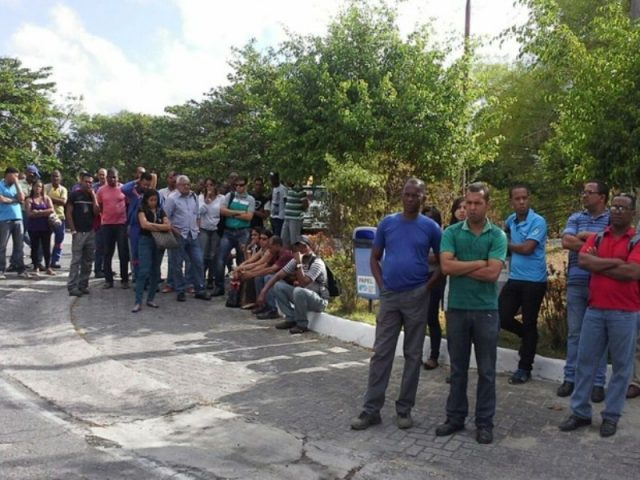 Trabalhadores se recusam a entrar na empresa para iniciar a jornada de trabalho. Foto: João Câmera/Sindiquímica.