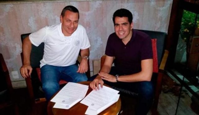 Doriva assina contrato e posa ao lado do presidente do Bahia, Marcelo Sant'Ana. Foto: Divulgação/E.C. Bahia.