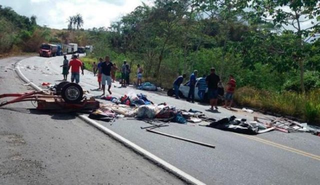 A pista ficou parcialmente interditada, por conta da carroceria do veículo e pertences das vítimas espalhados np local. (Foto: Reprodução / Cely Cavalcante | Via Whatsapp)