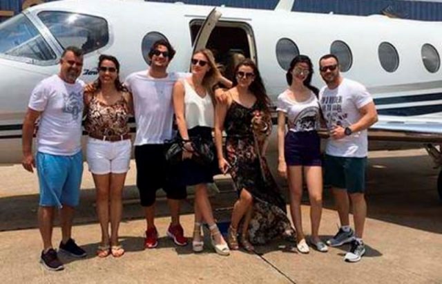 Alexandre Pato e Fiorella Mattheis levaram os pais, familiares e amigos para curtir o final de ano em Trancoso, o grupo chegou ao local em um jatinho particular (Foto: Reprodução / Instagram)