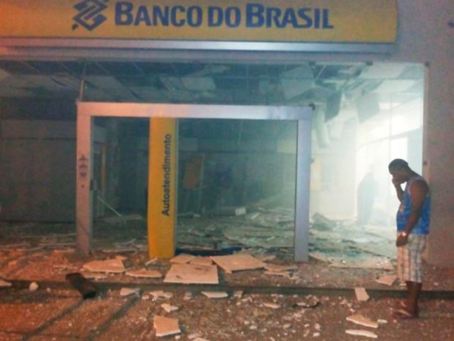Bandidos utilizaram explosivos para arrombar caixas (Foto: Marcelo Oliveira/Arquivo pessoal)