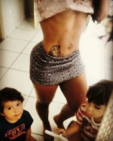Na foto, a mais nova solteira do pedaço posou com uma saia curtinha e com a barriga de fora. (Foto: Instagram / Reprodução)