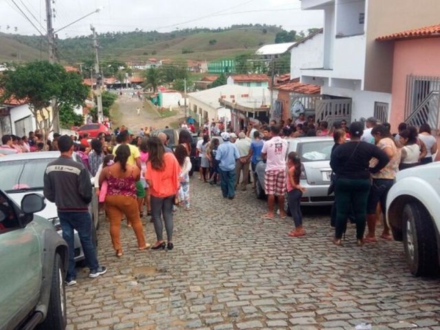 Velório de tio e sobrinho realizado neste domingo (3). Foto: Karen Póvas/TV Santa Cruz.