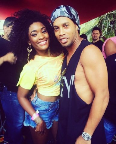 "Eu não conhecia o Ronaldinho. Imaginava ele diferente. É muito simpático e tímido, mas essa história de romance não tem nada a ver", afirmou Erika. (Foto: Instagram / Reprodução)