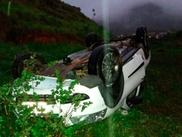 Todas as vítimas estavam no carro que capotou e caiu em uma ribanceira. Foto: Maurílio Garcia/Site Cocobongo.