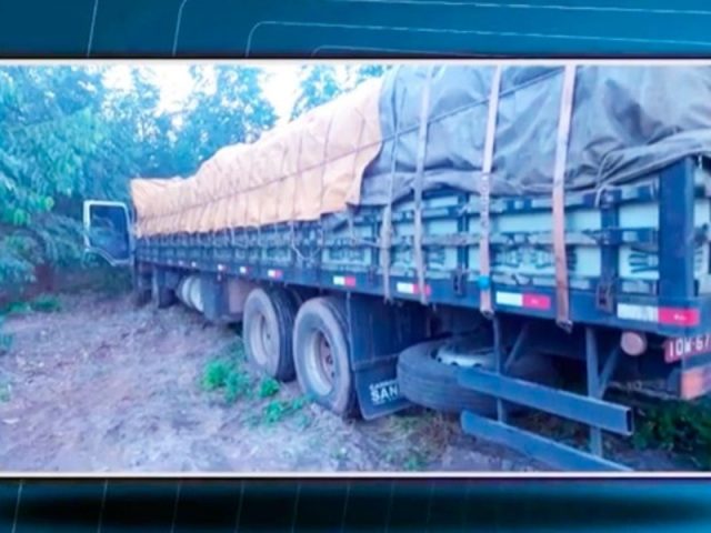 Motorista disse que assaltantes achavam que a carga fosse de um produto de maior valor. Foto: Reprodução/TV Santa Cruz.