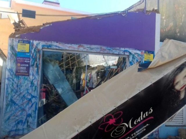 Frente da loja em que teto desabou. Foto: Antônio Carlos/ TV Bahia.
