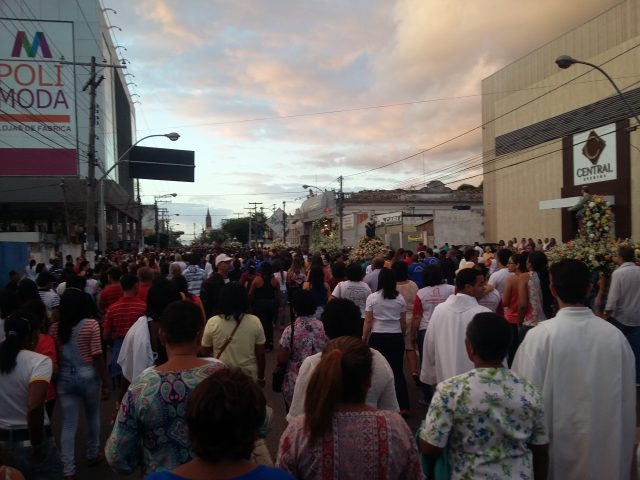 Católicos percorreram ruas do centro da cidade. Foto: Deise Campos.