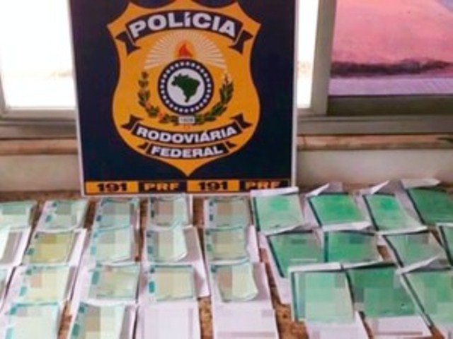 Polícia recolheu carteiras de motorista durante ação. Foto: Divulgação/ PRF Bahia.
