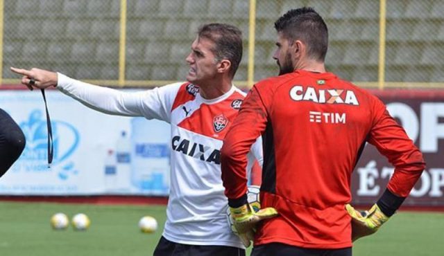 Mancini orienta Fernando Miguel, que volta ao time titular. Foto: Francisco Galvão/EC Vitória.