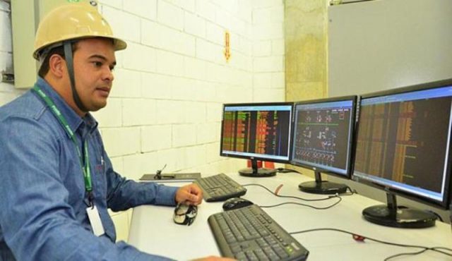 Operador observa equipamentos na mesa de controle. Foto: Bruno Winycius/Divulgação.