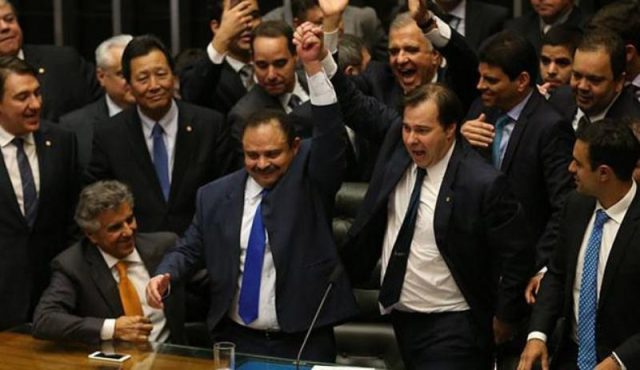 Maia (D) comemora a vitória na mais disputada eleição à presidência da Câmara de todos os tempos. Foto: Fabio Rodrigues Pozzebom/Agência Brasil.